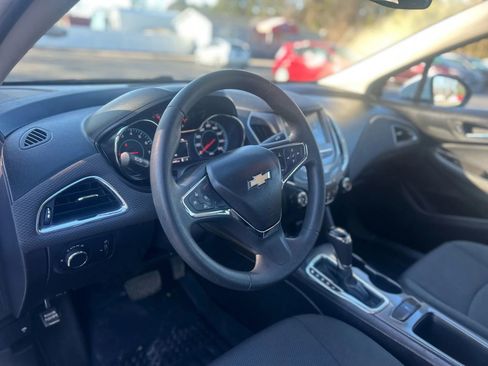 Used 2017 Chevrolet Cruze LT image 12