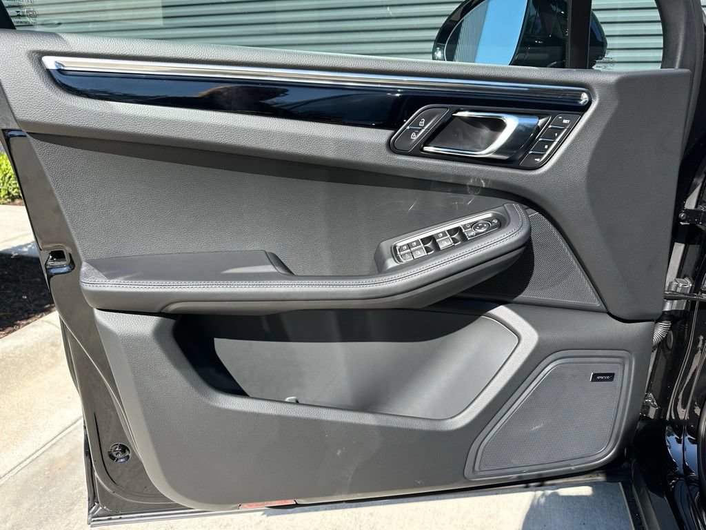 Certified 2026 Porsche Macan AWD/4WD image 17
