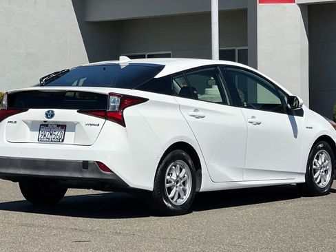 Used 2022 Toyota Prius LE FWD image 2