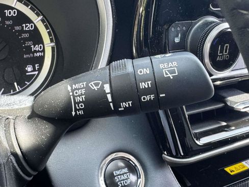 Used 2023 Toyota Highlander XLE AWD/4WD image 25