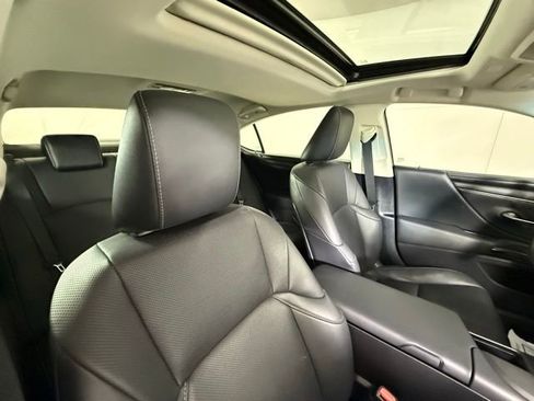 Used 2022 Lexus ES 300h w/ Premium Package image 36