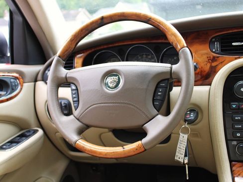 Used 2006 Jaguar XJ8 RWD image 10