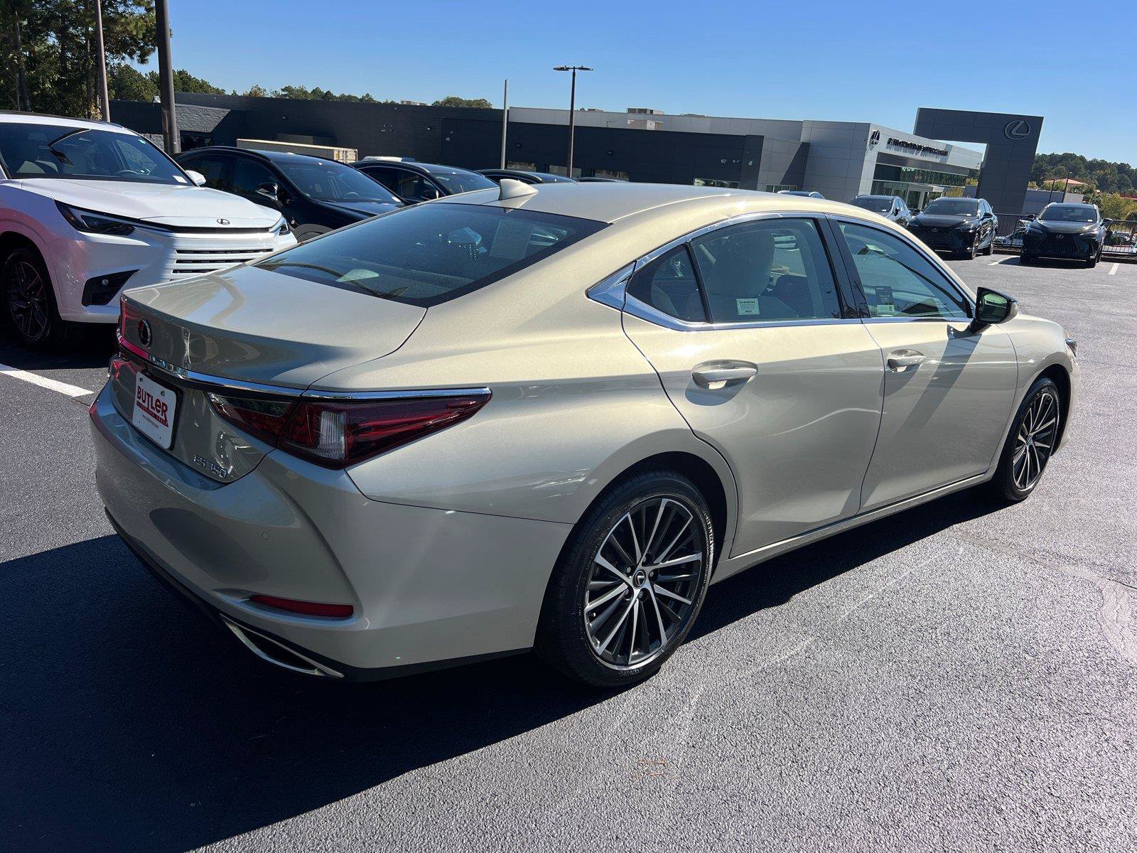 Used 2024 Lexus ES 350 w/ Premium Package FWD image 5