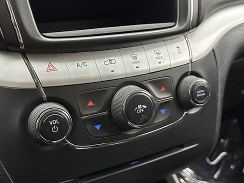 Used 2018 Dodge Journey SE image 12