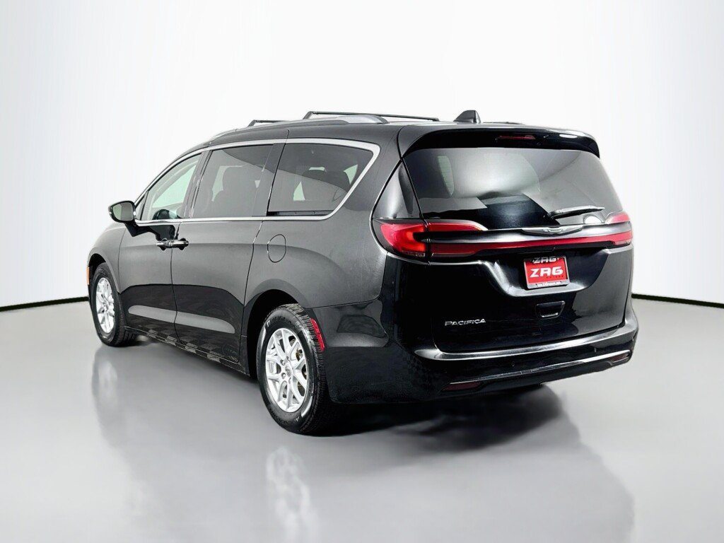 Used 2021 Chrysler Pacifica Touring-L FWD image 3