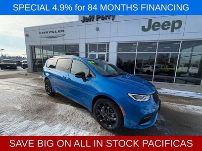 New 2026 Chrysler Pacifica Select w/ S Appearance Package