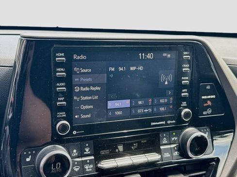 Used 2021 Toyota Highlander XLE AWD/4WD image 21