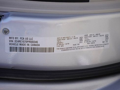 Used 2023 Chrysler Pacifica Limited image 31