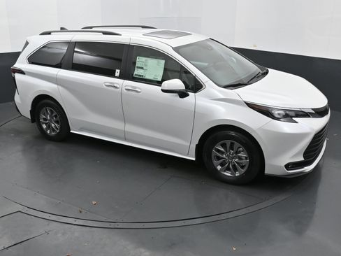 Used 2026 Toyota Sienna XLE FWD image 33