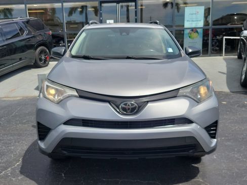 Used 2018 Toyota RAV4 LE FWD image 2