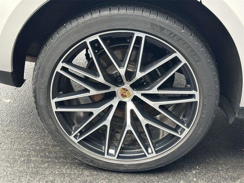 Used 2025 Porsche Macan image 9
