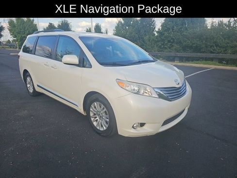 Used 2017 Toyota Sienna XLE w/ XLE Navigation Package FWD image 4