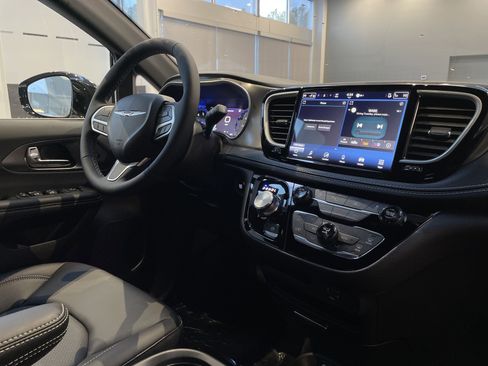 New 2026 Chrysler Pacifica Select image 30