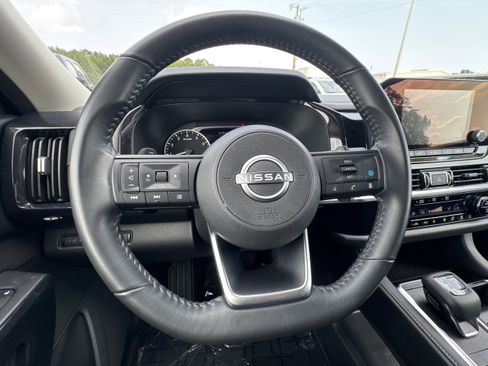 Used 2024 Nissan Pathfinder SV image 13