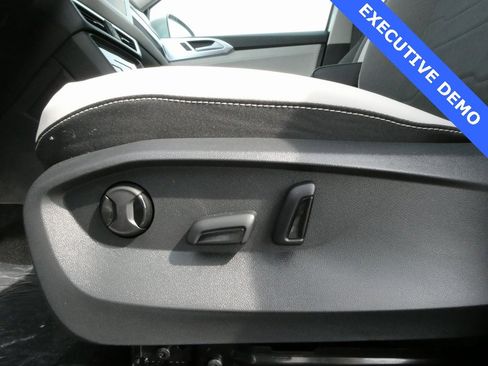 Used 2025 Volkswagen Taos SE image 9