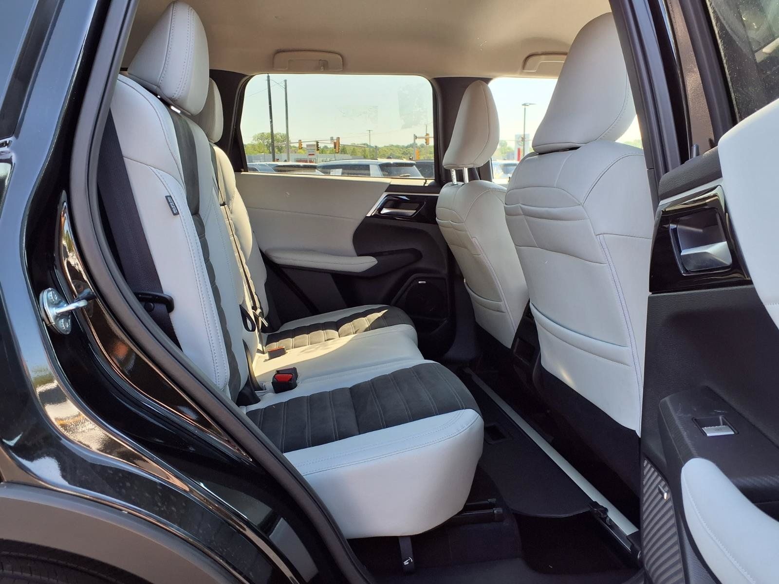 Used 2025 Mitsubishi Outlander SE FWD image 24