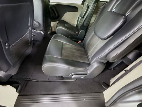 Used 2019 Dodge Grand Caravan SXT image 25