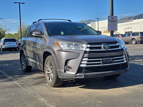 Used 2017 Toyota Highlander XLE AWD/4WD image 3