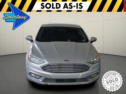 Used 2017 Ford Fusion SE w/ Fusion SE Technology Package FWD image 2