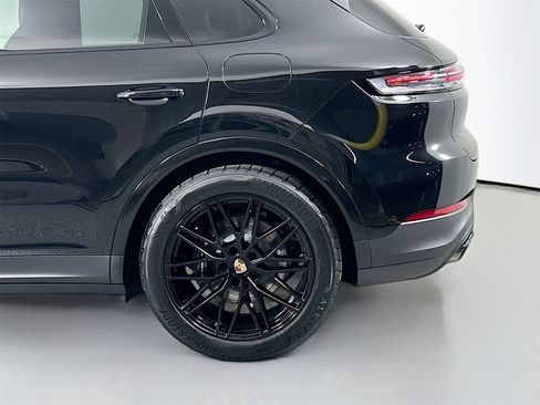 Certified 2025 Porsche Cayenne E-Hybrid image 12