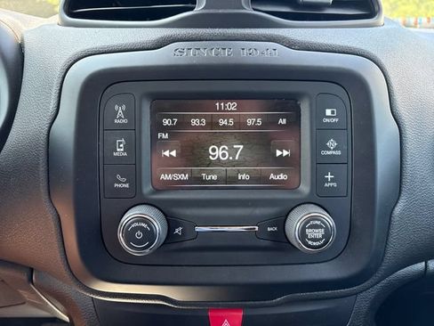Used 2017 Jeep Renegade Latitude FWD image 14