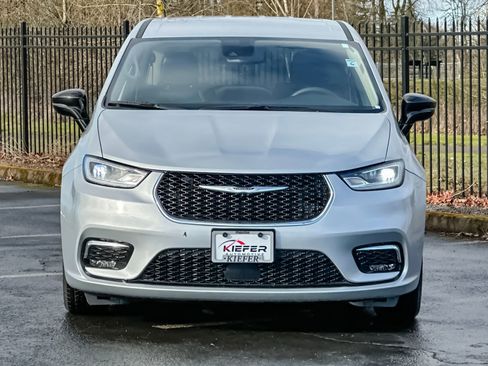 Used 2024 Chrysler Pacifica Touring-L image 8