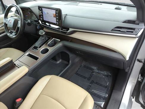 Used 2023 Toyota Sienna XLE image 21