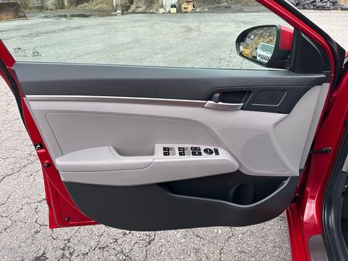 Used 2020 Hyundai Elantra SE image 18