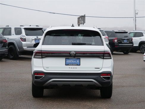 Certified 2025 Volkswagen Taos SE image 6