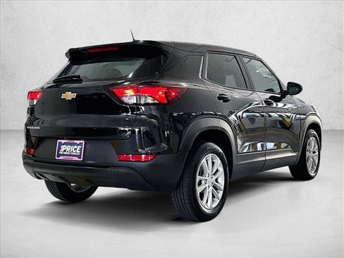 Used 2025 Chevrolet TrailBlazer LS FWD image 2