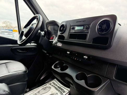 Used 2025 Mercedes-Benz Sprinter 2500 image 32