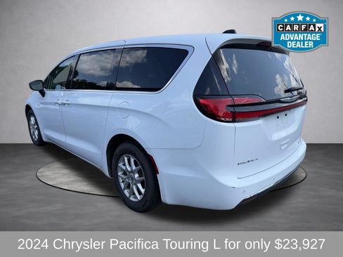 Used 2024 Chrysler Pacifica Touring-L FWD image 3