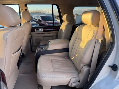 Used 2005 Lincoln Navigator 2WD image 12