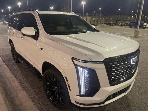 Used 2025 Cadillac Escalade Premium Luxury image 4