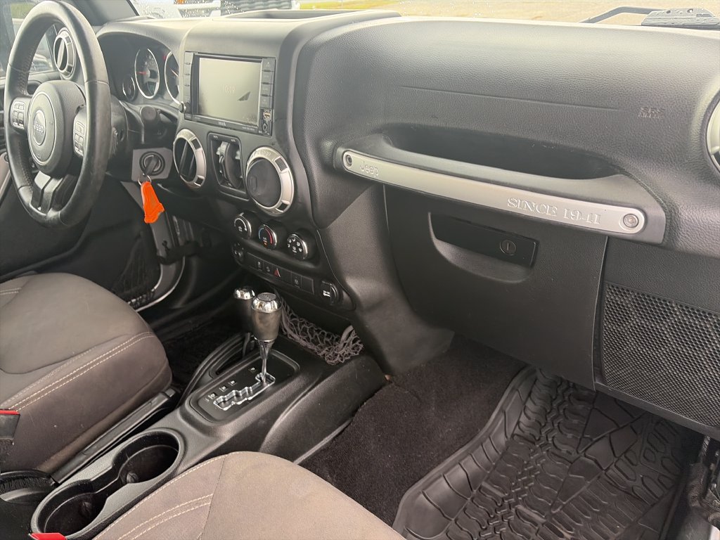 Used 2017 Jeep Wrangler Unlimited Sahara w/ Connectivity Group AWD/4WD image 28