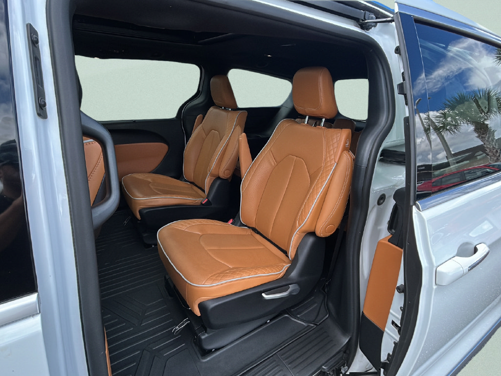 Used 2023 Chrysler Pacifica Pinnacle FWD image 14