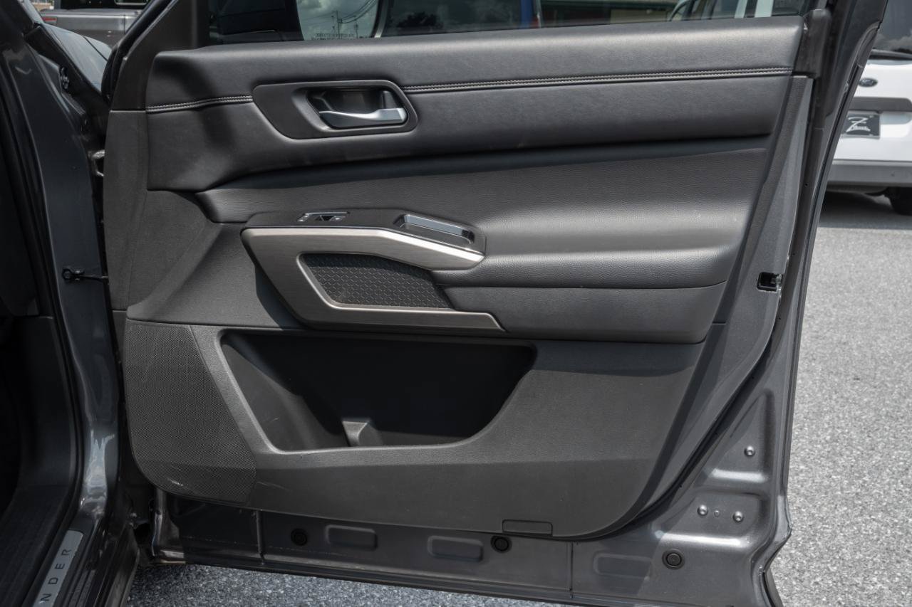 Used 2023 Nissan Pathfinder Platinum AWD/4WD image 33