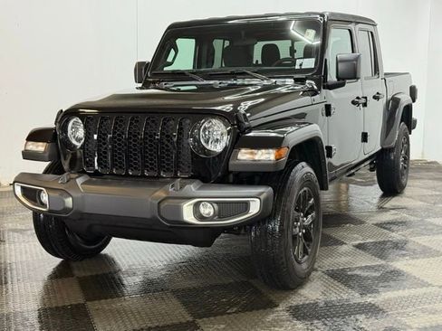 Used 2023 Jeep Gladiator Sport image 9