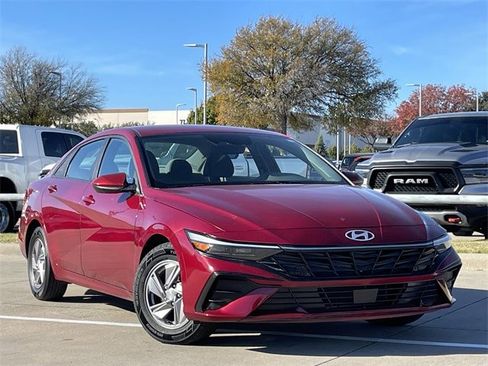 Used 2025 Hyundai Elantra SE image 2