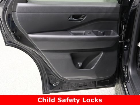 Used 2023 Nissan Pathfinder S image 26