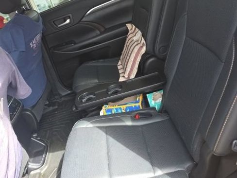 Used 2019 Toyota Highlander Limited FWD image 12