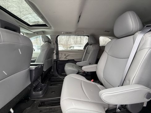 Used 2022 Toyota Sienna XLE image 29