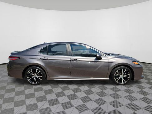 Used 2019 Toyota Camry SE FWD image 6