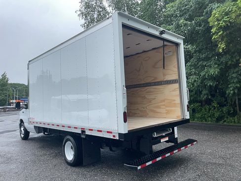 Used 2026 Ford E-350 and Econoline 350 Super Duty w/ Interior Upgrade Package RWD image 18