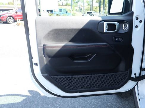 Used 2025 Jeep Gladiator Rubicon w/ Convenience Group AWD/4WD image 18