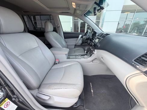 Used 2013 Toyota Highlander SE FWD image 24