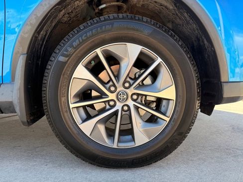 Used 2017 Toyota RAV4 AWD Hybrid image 33