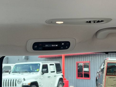 Used 2021 Chrysler Pacifica Touring-L FWD image 38