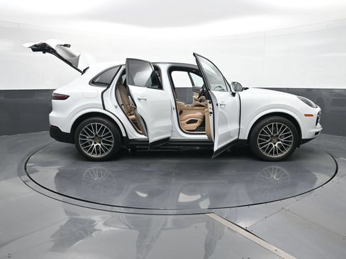 Certified 2023 Porsche Cayenne Platinum Edition AWD/4WD image 33