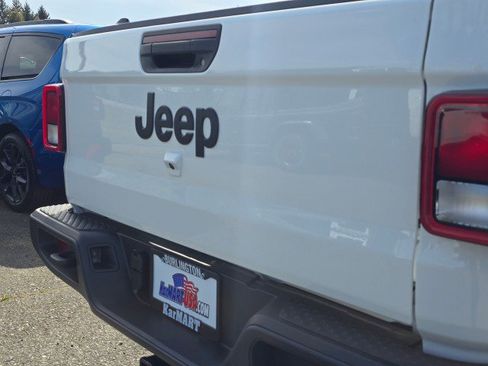 New 2025 Jeep Gladiator Sport AWD/4WD image 17